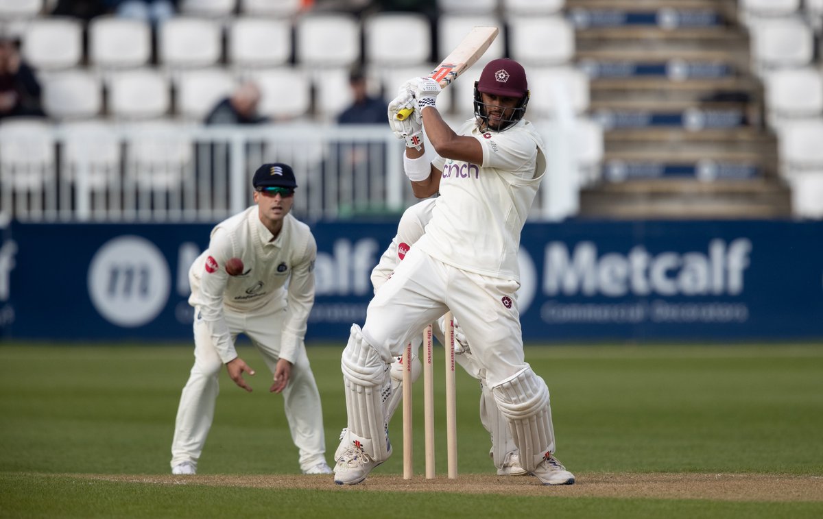 132 | Lunch. 🍽️ Another excellent session with Gay (229*) and Sales (50*) building up a partnership of 113. Northamptonshire 425/4.