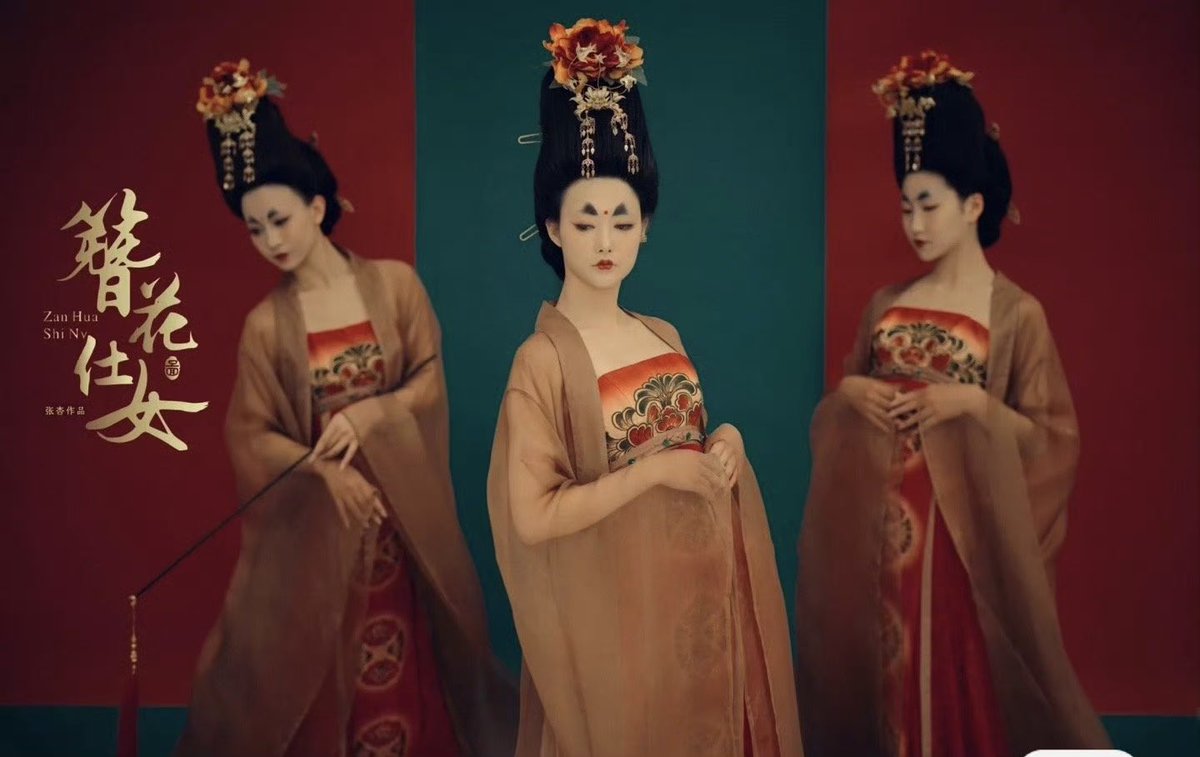 The dancers showcased their elegance through graceful movements. Their Tang Dynasty-style Ru #Hanfu skirt, pipo and waist belt added a touch of splendor to the overall look to embody Tang Dynasty era #beauty.