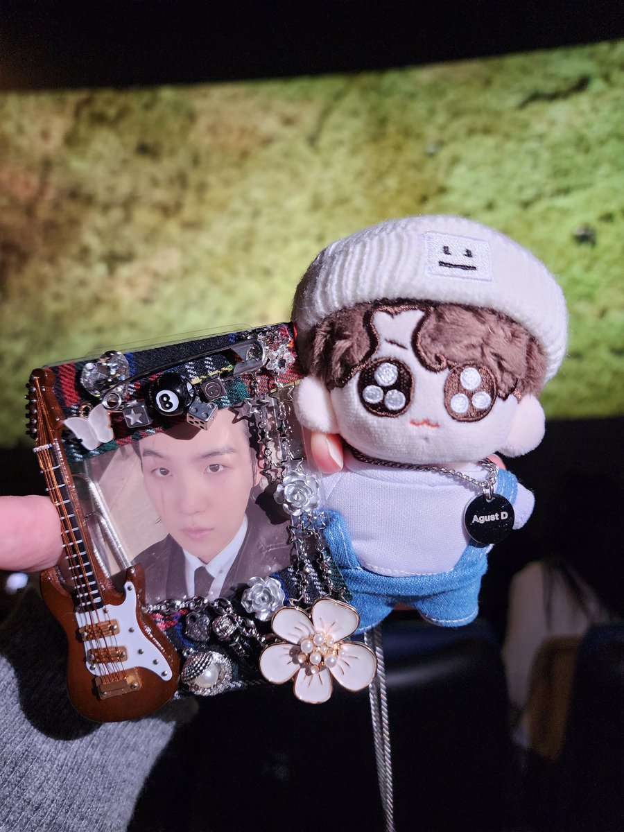 yomyomi_1011's tweet photo. 생각하면 울컥하고 막콘영상은 뭐 오열 하게되는데
조금 웃으며 볼 수 있게, 기억할 수 있게 해주려는
그의 1주년 기념 선물 같아서 너무 고맙다🥲

온전히 '나'이게하고 온전히 빠져들게 만들어준
#D_DAY_TOUR 그리고 다시한번 기억하게 해준
#D_DAY_THEMOVIE  #D_DAY_SEOUL
#AgustD #SUGA @BTS_twt https://t.co/hPoufPf3VA