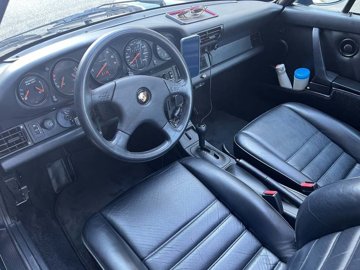 beecar_beecar's tweet photo. お母様の形見のポルシェ911を受け継いで、大切に乗っている女性カーオーナーとドライブへ。『手間がかかるから、飽きない』という、言葉が印象的でした✨

#porsche #車女子 #愛車　#車好き 

【車女子の愛車紹介】ポルシェ964型カレラ２。 https://t.co/bqSIkLKK32 @YouTubeより https://t.co/Kujq3jhEPd