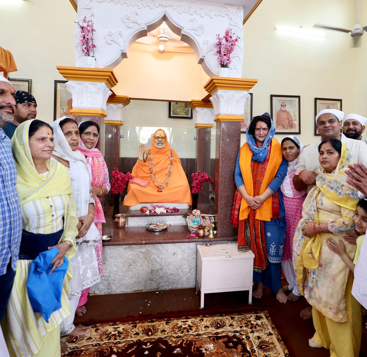 कांग्रेस महासचिव श्रीमती @priyankagandhi जी ने रामनगर, उत्तराखंड में श्री ब्रह्मानंद महाराज जी का आशीर्वाद लिया। साथ ही आश्रम में स्थित मंदिर में भगवान शिव के दर्शन कर देश और प्रदेशवासियों की सुख-समृद्धि के लिए प्रार्थना की।