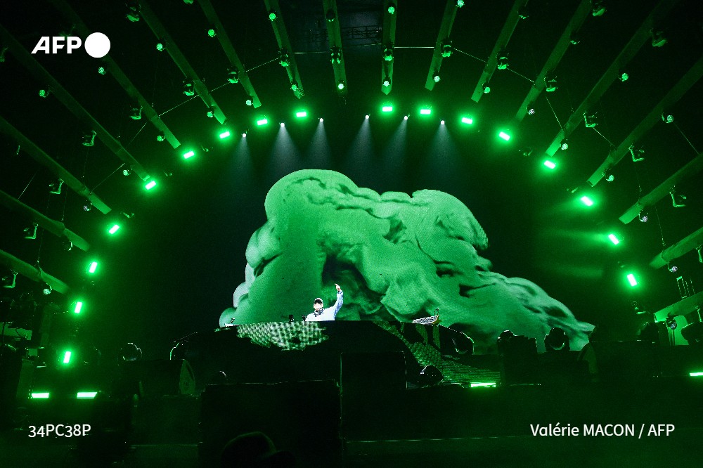 afpfr's tweet photo. 🎵 Shakira a annoncé une tournée mondiale lors de son apparition surprise à la soirée d'ouverture du célèbre festival Coachella, dans le désert californien, où elle a électrisé un peu plus le set du producteur et DJ argentin Bizarrap #AFP https://t.co/p2PE7L9LON