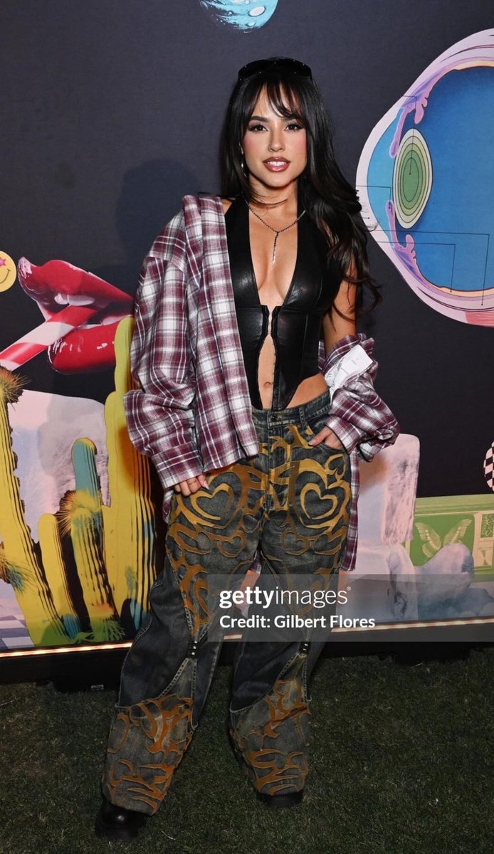 _c_uriosity_'s tweet photo. Becky G в сорочці українського бренду де я працюю👉👈

Дрібниця, а приємно🙈 https://t.co/65zASQz11U