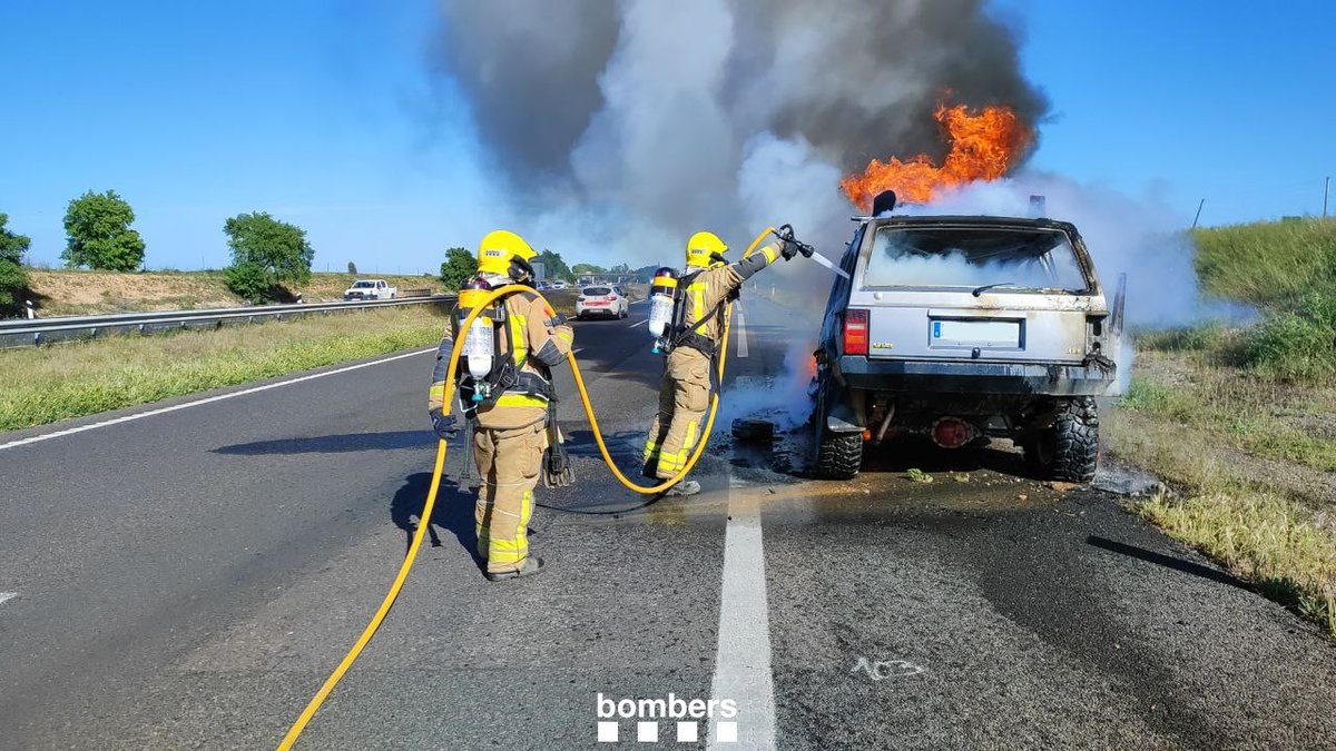 A Bellpuig, extingim l'incendi que cremava un vehicle a la carretera A-2, al pk 494 (avís 17.25h @112). El vehicle ha quedat al voral de la via, no hi ha hagut cap persona ferida

2 dotacions 🚒
#bomberscat