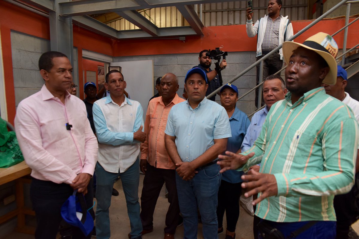 JSocialDO's tweet photo. La actividad fue propicia para compartir ideas en beneficio de este sector y de todos los sancristobalences. Gracias a la Asociación de Artesanos, representada por Pedro Sierra, Fernando Lemoine, José Damián, Fernando Silvestre y Engel Carvajal. https://t.co/gagFRdRoQ4