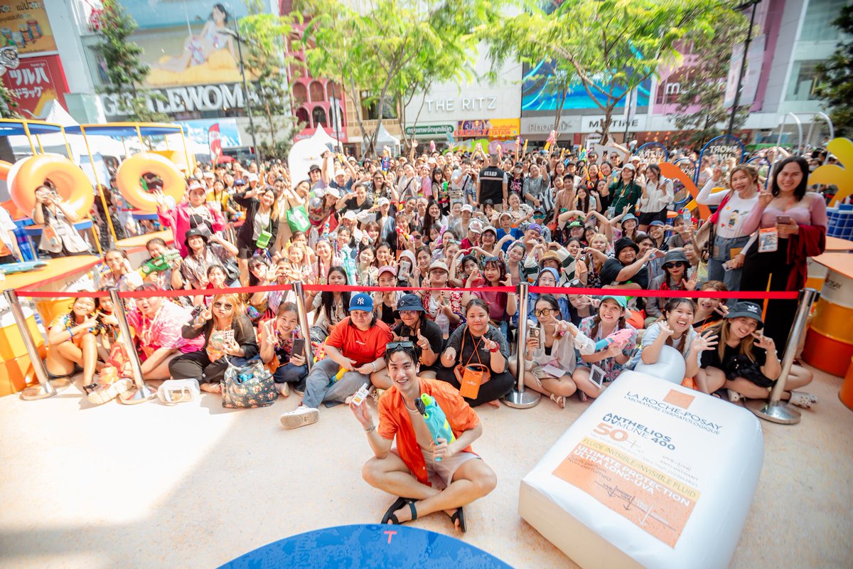 LaRochePosayTH's tweet photo. ภาพบรรยากาศวันแรกของงานสงกรานต์สยาม ขอบคุณทุกๆท่านที่แวะเวียนมานะคะ 🥰  สนุกสนาน ชุ่มฉ่ำ และต้องไม่ลืมทากันแดด ลาโรช โพเซย์กันนะคะ 🧡 
กิจกรรมของเรายังมีถึงวันที่15 เม.ษ. มาร่วมสนุกกันได้ ที่สยามสแควร์ซอย3 และ หน้าCenterpoint รับฟรี! เซ็ทกันแดดสงกรานต์ไปใช้กันได้เลย 
#AntheliosSongkran2024 #LaRochePosayTH