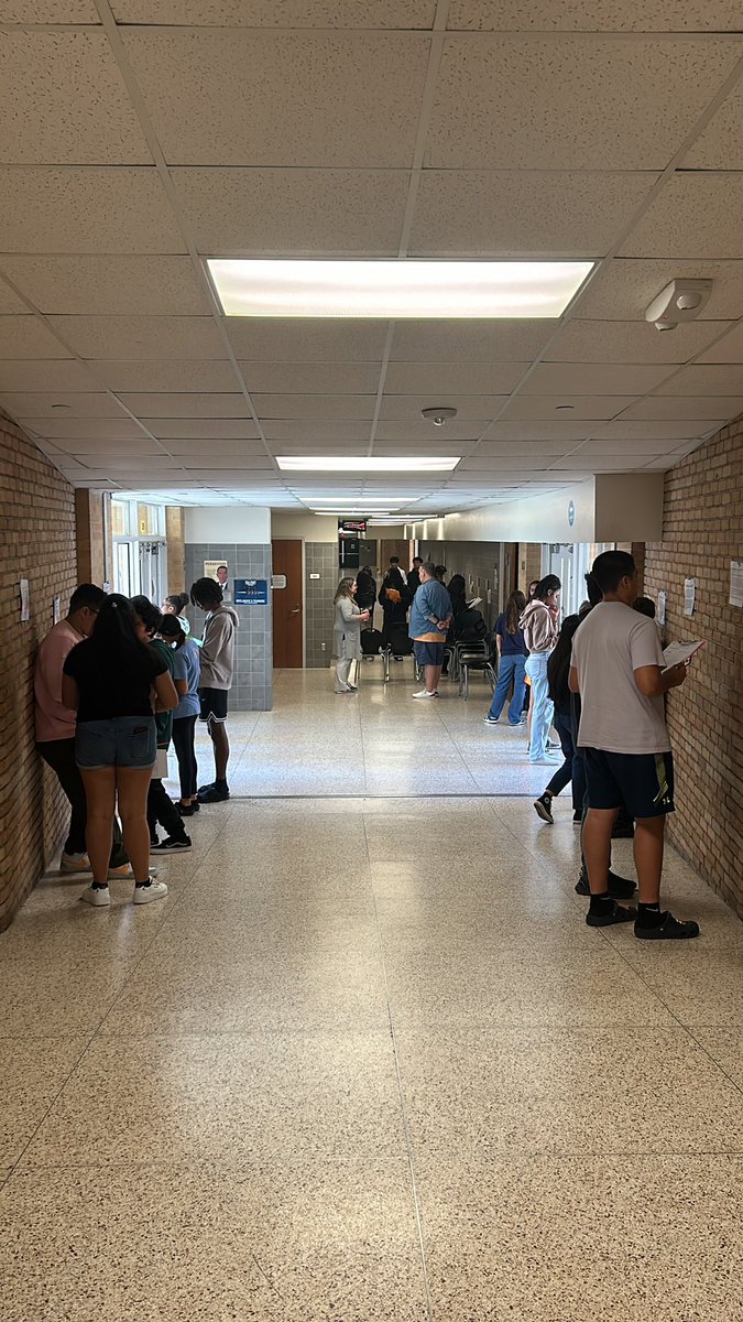 MrKhanYe_'s tweet photo. Thrilled to see such a fantastic turnout of 360+ dedicated AP students gearing up for their social studies tests! ๐๐ Your hard work and commitment are truly inspiring. Keep pushing towards excellence! #APprep #SocialStudies #StudentSuccess @IrvingISD @iInstructIrving https://t.co/QU8uIlcymC