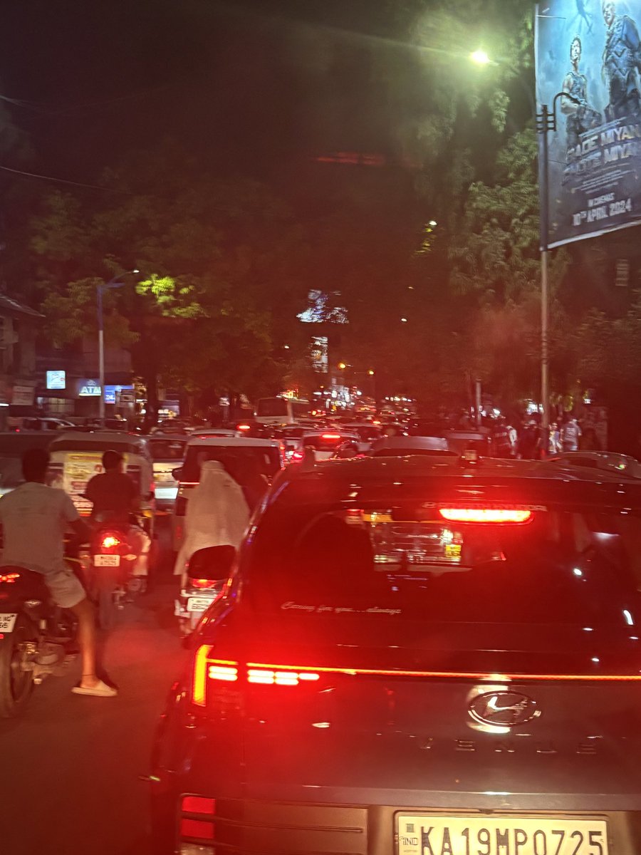 Chic O Bloc #DeccanGymkhana at 10.15pm our #Pune also becoming a restless city