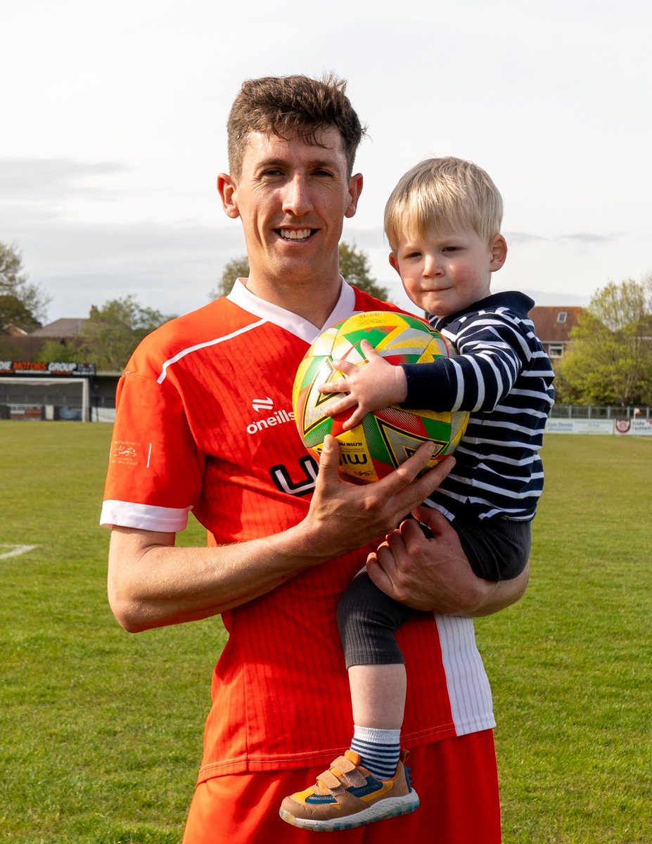 PooleTownFC's tweet photo. HAT-TRICK HERO⚽️⚽️⚽️

@TJHolmes92 😍

#COYD🐬 https://t.co/axpfnsojOJ