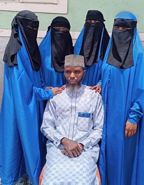 A  Nigerian 🇳🇬 man his wife’s and children 😳