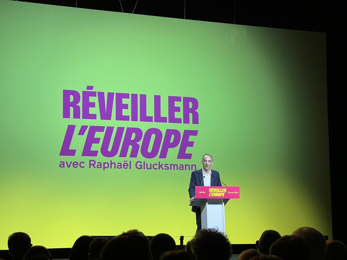 Quel incroyable moment que d’assister pour son premier meeting en tant que militant d’avoir @rglucks1, @Johanna_Rolland, @AuroreLalucq et @clergeau à Nantes dans un Zénith comble ! Merci @fede_ps44! La campagne continue #ReveillerLEurope 🌹💪