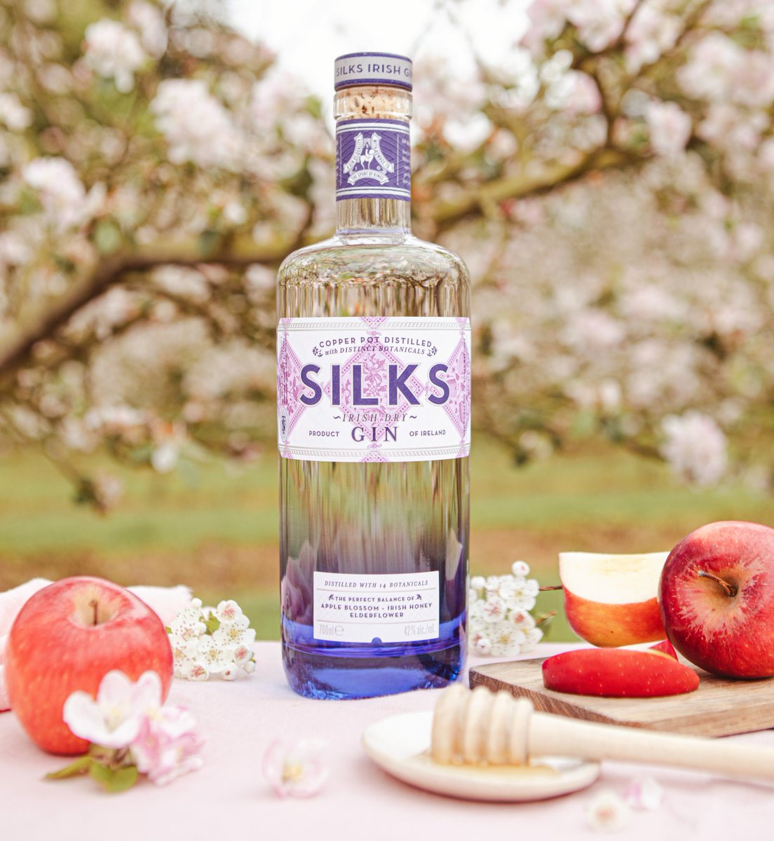 #SilksGin is crafted in the Boyne Valley using 14 botanicals including apple blossom from our trees, #honey from our bees & #elderflower & hawthorn blossom from our hedgerows 🍸 bit.ly/3NhNRUX

#craftgin #irishgin #gin #ginandtonic #appleblossom #boynevalleyflavours