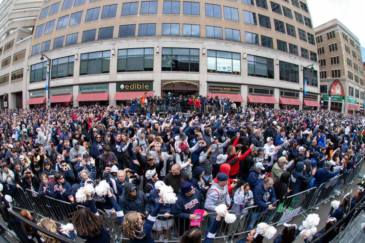 UConnHuskies's tweet photo. BEST FANS IN THE COUNTRY! 💙

An estimated crowd of 60,000 filled the streets of Hartford today for the Champs! 🏆 https://t.co/5PrlMfV9ry