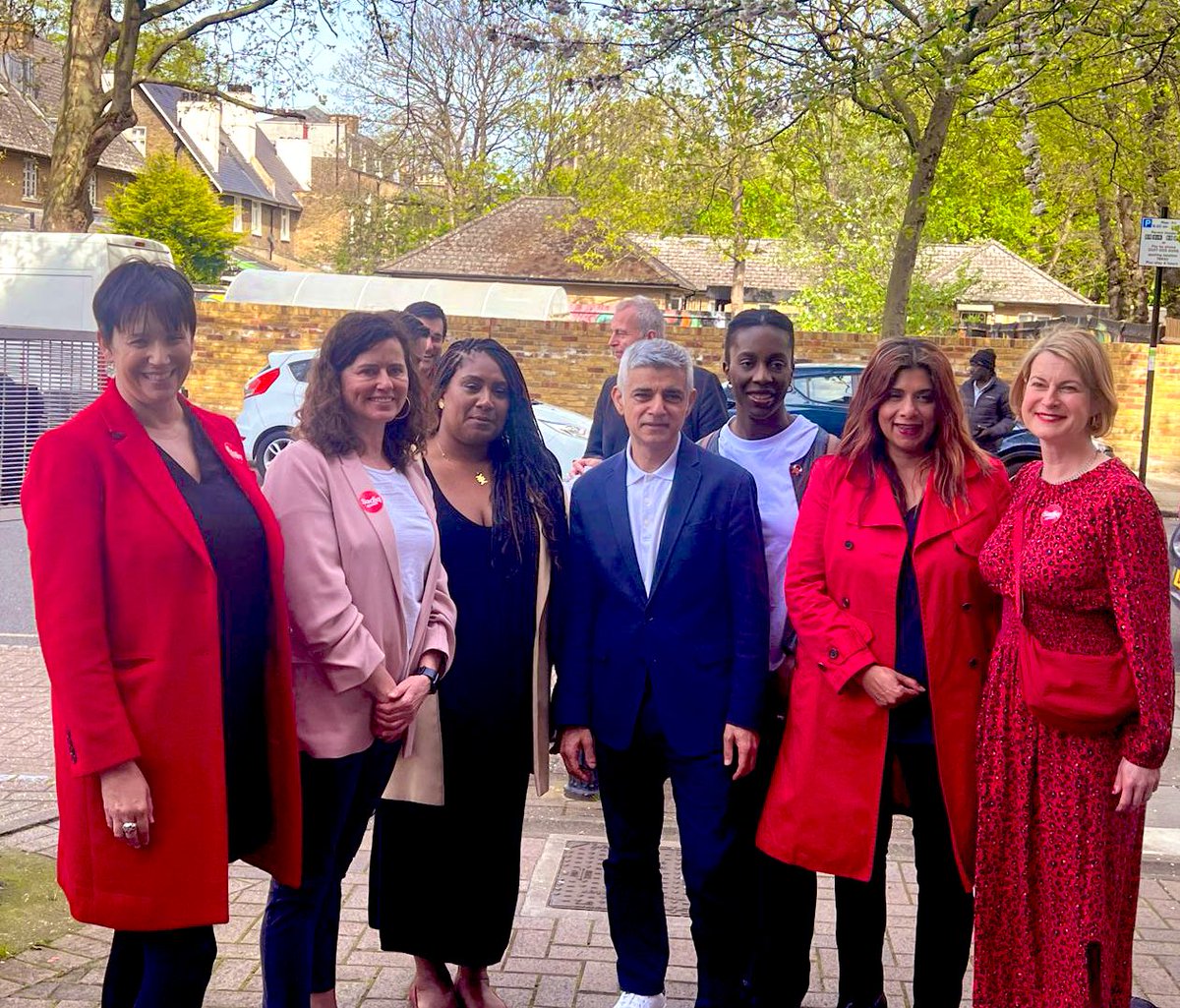helenhayes_'s tweet photo. Fantastic to have @SadiqKhan in Brixton today with @LabourMarina @ellyannab both my constituency neighbours @FloEshalomi &amp; @BellRibeiroAddy &amp; a big @LambethLabour @DaWNLabour team! A great reception from local residents #VoteLabour https://t.co/cYcNu5tnXd