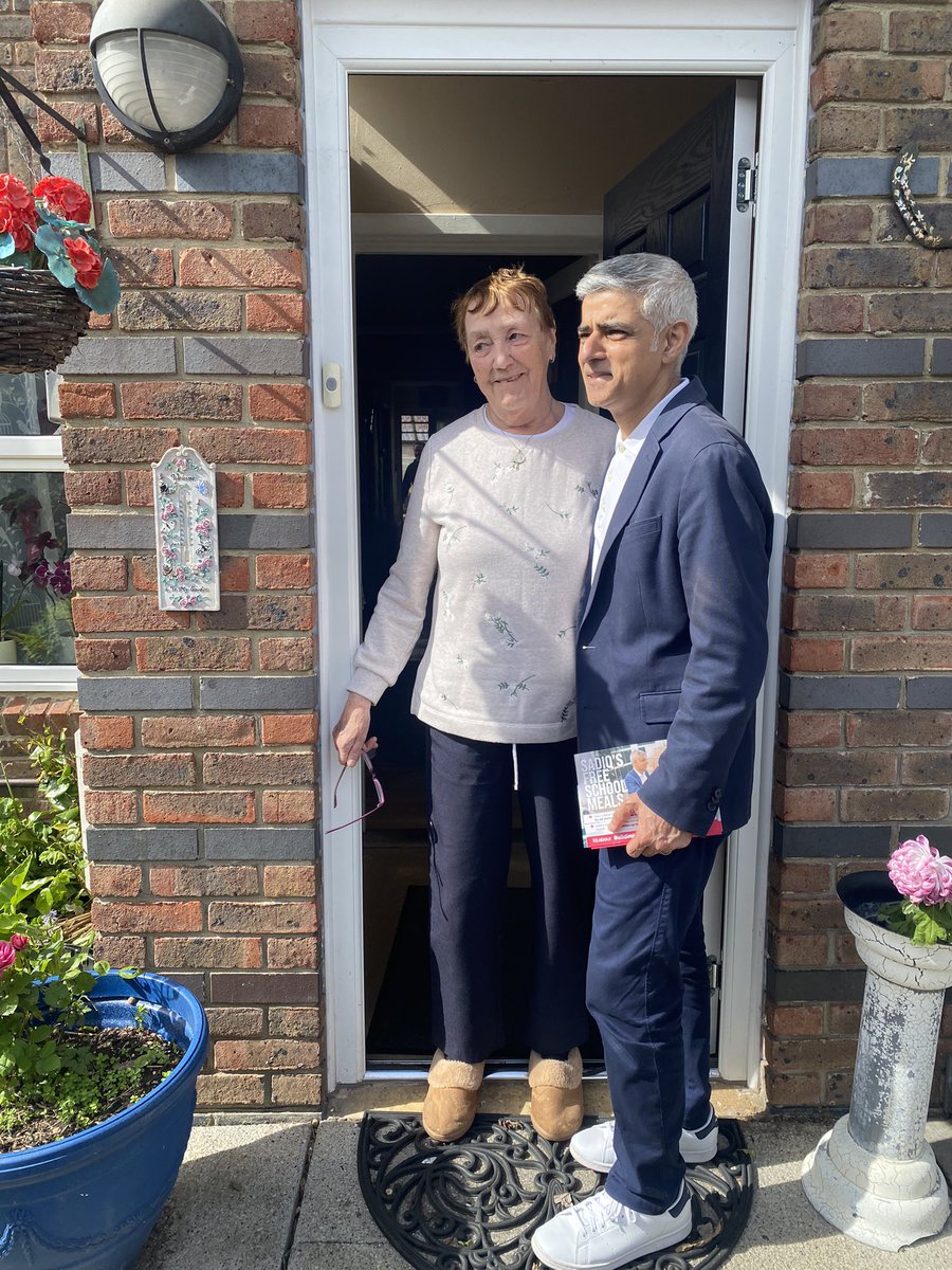 helenhayes_'s tweet photo. Fantastic to have @SadiqKhan in Brixton today with @LabourMarina @ellyannab both my constituency neighbours @FloEshalomi &amp; @BellRibeiroAddy &amp; a big @LambethLabour @DaWNLabour team! A great reception from local residents #VoteLabour https://t.co/cYcNu5tnXd