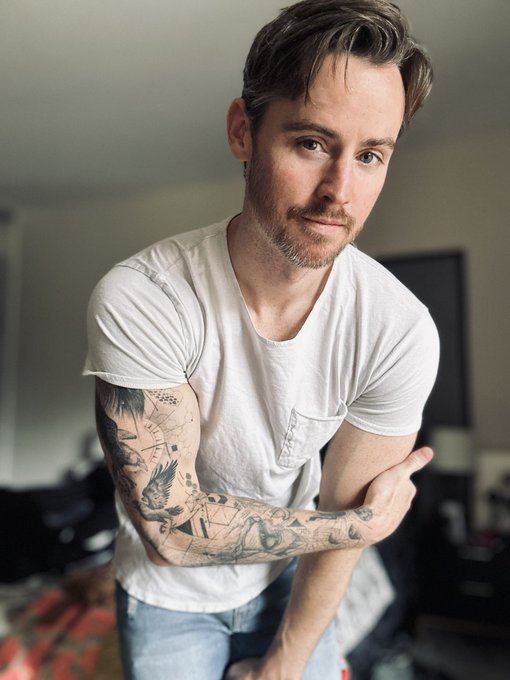 Boyfriend pose. 💁🏻&zwj;♂️ https://t.co/slIg5WiF5q