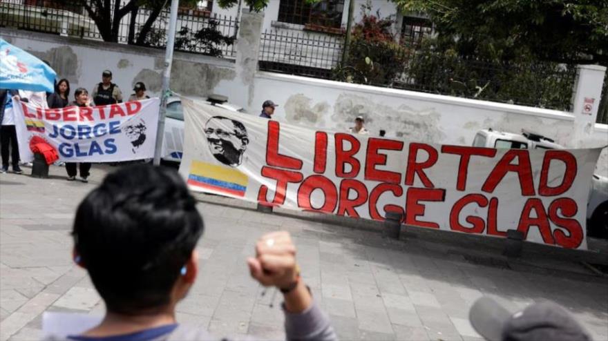La alianza regional @ALBATCP urge a #Ecuador a respetar el estatus de asilado otorgado por #México a @JorgeGlas y denuncia la aplicación de lawfare en su contra.