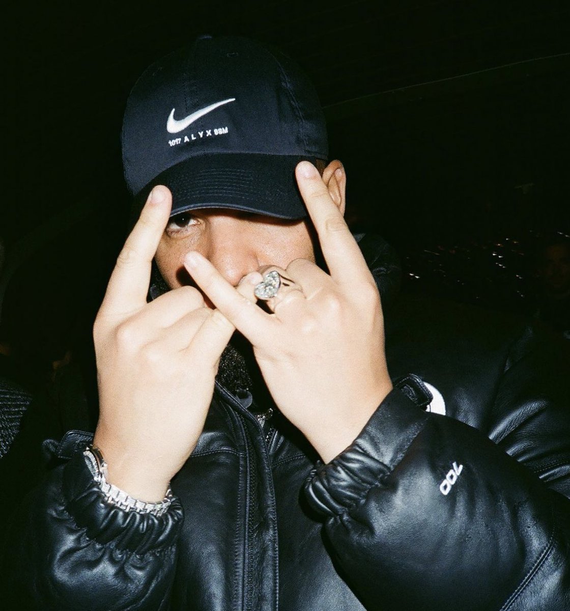 HipHopAllDay's tweet photo. "I could never be nobody number one fan, your first number one had to put it in your hands, you boys can’t get booked outside America for none, Im the hit-maker y'all depend on" 

Drake's bars towards Future on his leaked diss track ✍️ https://t.co/NX6dE2Tx74
