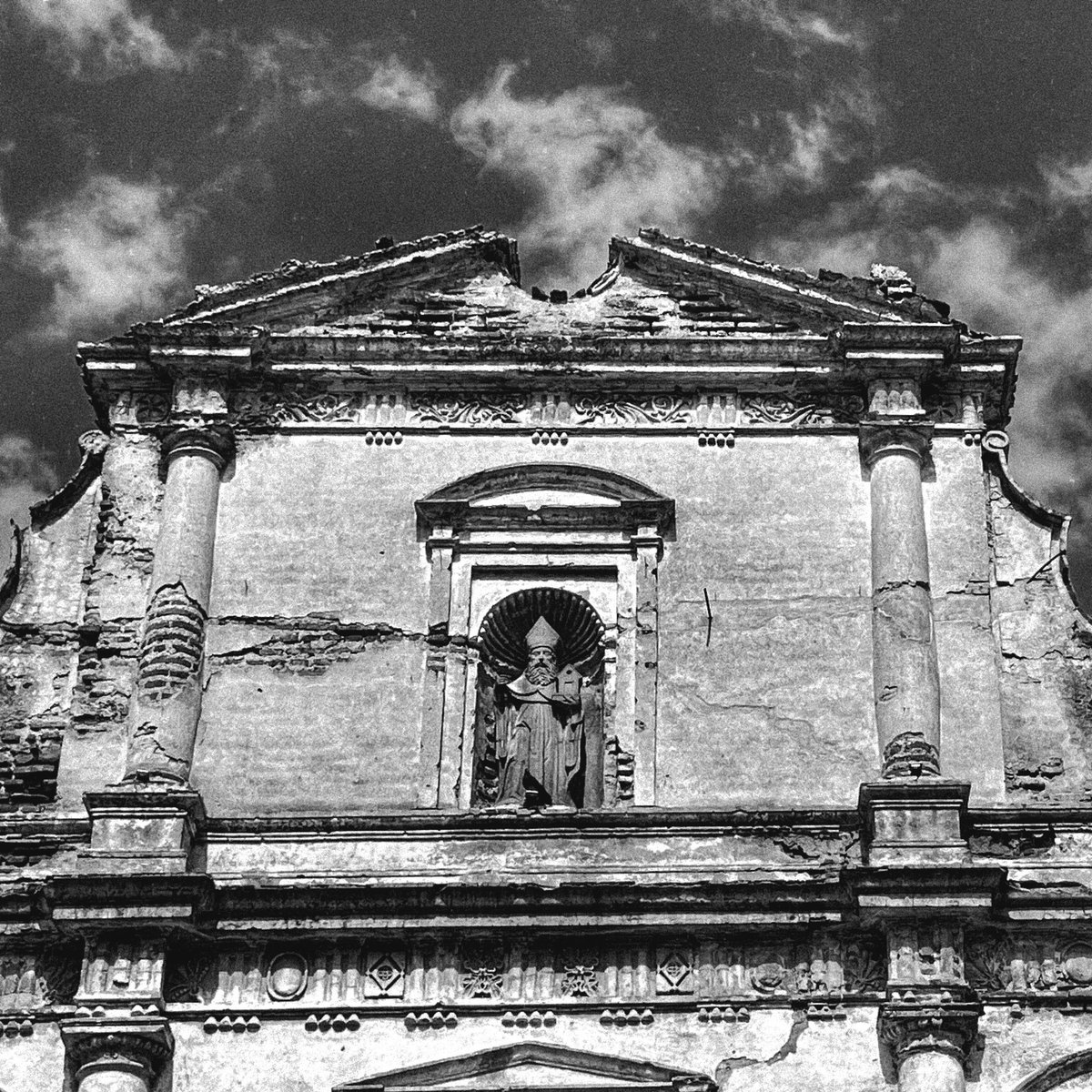Ruinas de San Agustín #AntiguaGuatemala #Blackandwhite