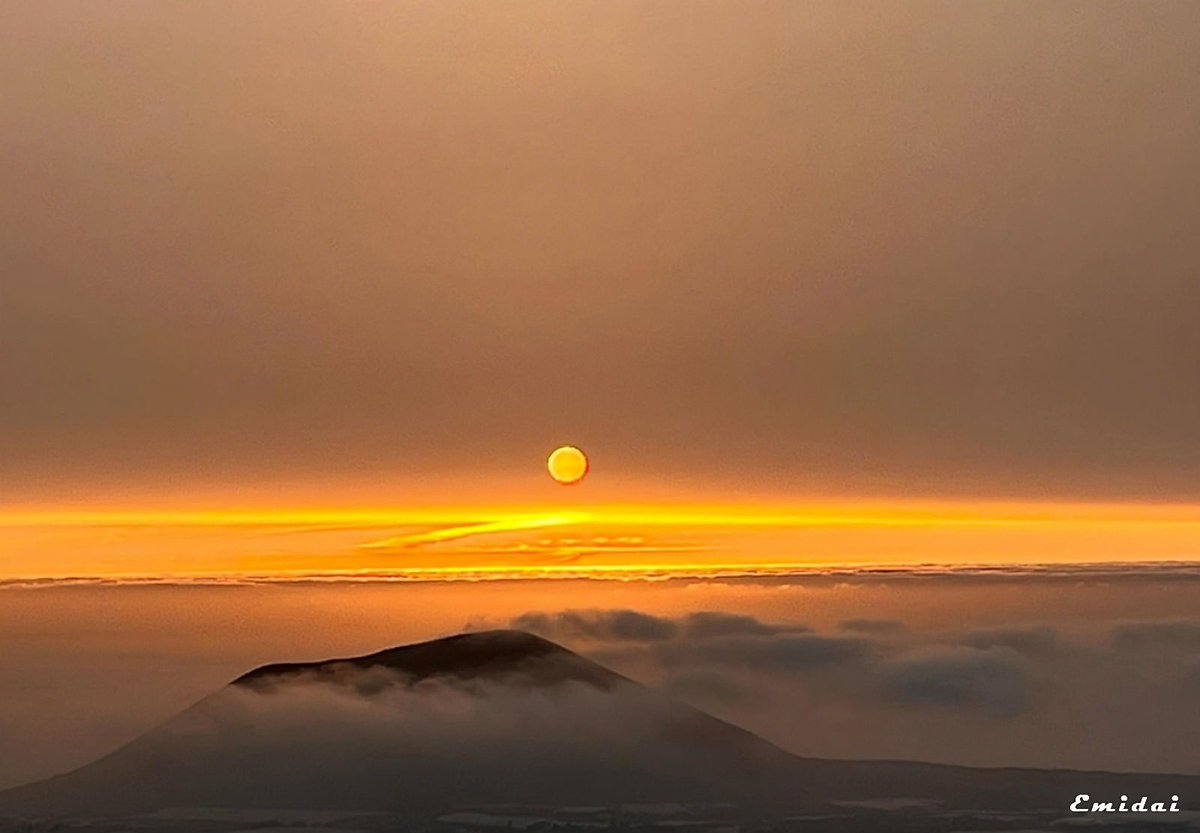 Emidaiphoto's tweet photo. Sales a trabajar 🚧 y ves 👀este paisaje 🌅imposible no parar para fotografiar📷 Montaña ⛰️ del Socorro en Güímar #amanecer #texturas #texture #nubes #sunrise #güimar #paisajes #paisajesdecanarias #tenerife #emidai 🌴 #sky 😍🌅📷 https://t.co/eCvBNrbnGz