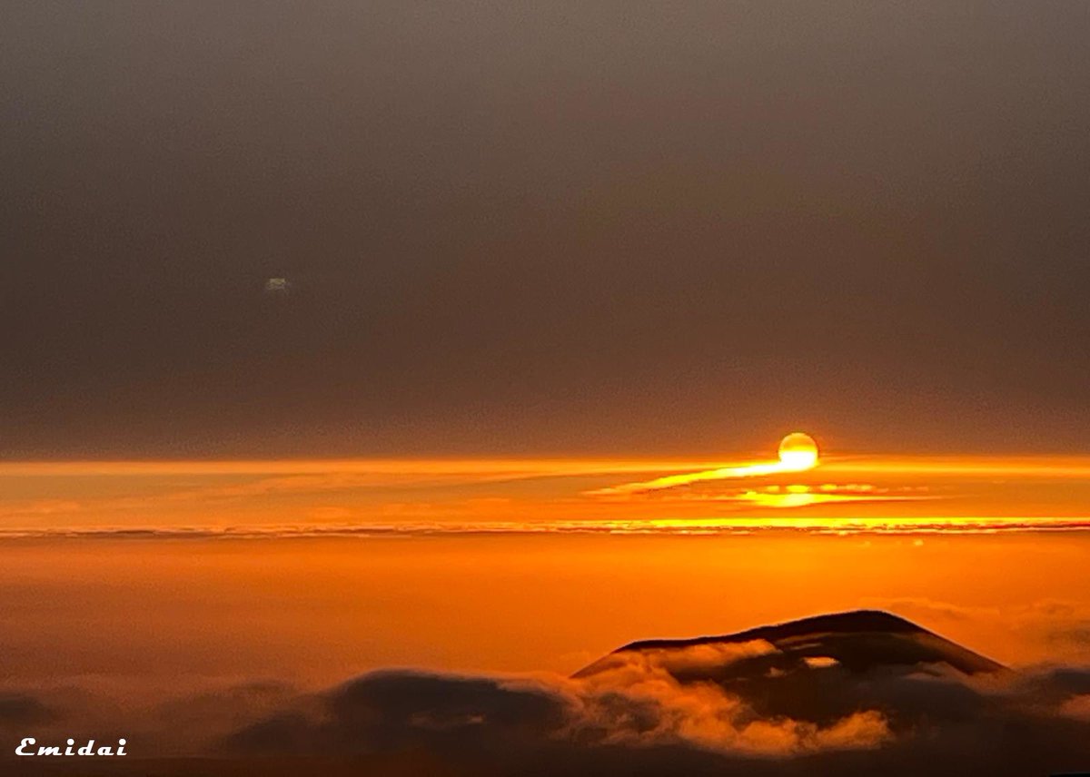 Emidaiphoto's tweet photo. Sales a trabajar 🚧 y ves 👀este paisaje 🌅imposible no parar para fotografiar📷 Montaña ⛰️ del Socorro en Güímar #amanecer #texturas #texture #nubes #sunrise #güimar #paisajes #paisajesdecanarias #tenerife #emidai 🌴 #sky 😍🌅📷 https://t.co/eCvBNrbnGz