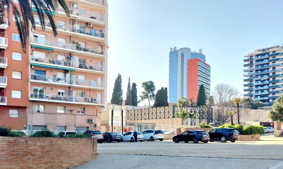 🤔 Sorpresa entre els usuaris del Parc de Ca l'Arnús i Can Solei de #Badalona en veure'l convertit en un aparcament.