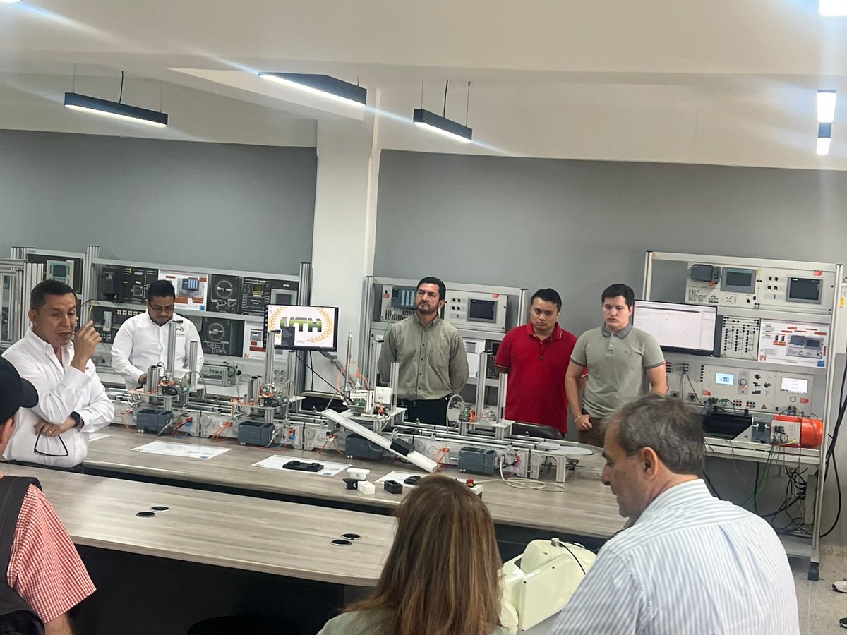 El día de hoy se llevó a cabo el lanzamiento del Hub de Ingeniería en UTH San Pedro Sula, en presencia de la directiva de la Cámara de Comercio e Industria de Cortés, alumnos de UTH de la facultad de ingeniería e invitados especiales.

En este Hub se hizo un pequeño y magistral