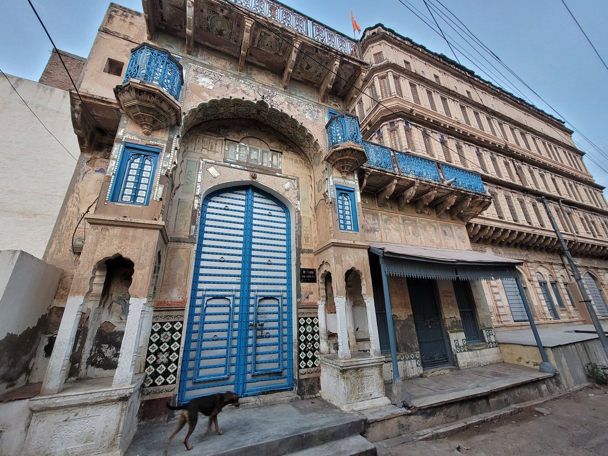 The beautiful locked haveli of Old Churu, Rajasthan. The neglect makes one wonder why these couldn't be developed into a tourist circuit? After all political bigwigs @Rajendra4BJP @NBudania_INC @GovindDotasra belong to this region 
#rajasthanelection