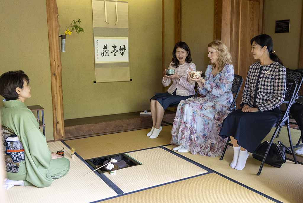 #DukeGardens was honored to welcome Yuko Kishida, wife of Prime Minister Fumio Kishida of Japan, and N.C. First Lady Kristin Cooper for a traditional Japanese tea & a tour of the Ruth Mary Meyer Japanese Garden. Learn more: duke.is/firstladiestea. Photo: Jared Lazarus #dukeu