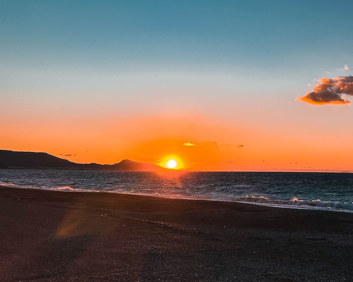 📸 With golden sands and crystal-clear waters, Rhodes' coastline is a dream come true for beach lovers! From secluded coves to bustling shores, each stretch offers a slice of Mediterranean paradise. #photography #travelphotography #coastal #sunset #greece #rhodes