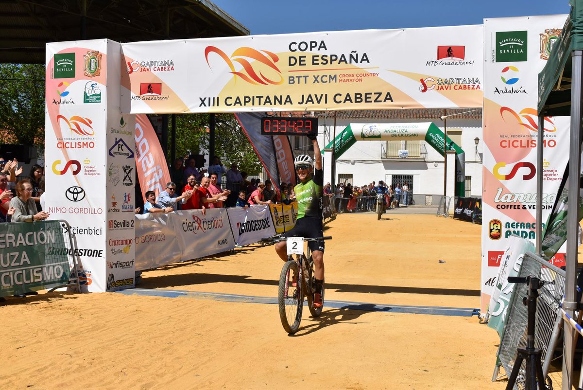 🚵‍♀️🚵‍♂️ La #madrileña Pilar Fernández y el #extremeño Manu Cordero se imponen en la XIII Maratón Capitana ‘Javi Cabeza’ ✅Un total de 366 bikers se dieron cita en #Guadalcanal en la segunda prueba puntuable para la #CopadeEspaña #BTT XCM Maratón #AndalucíaElLugarDelDeporte