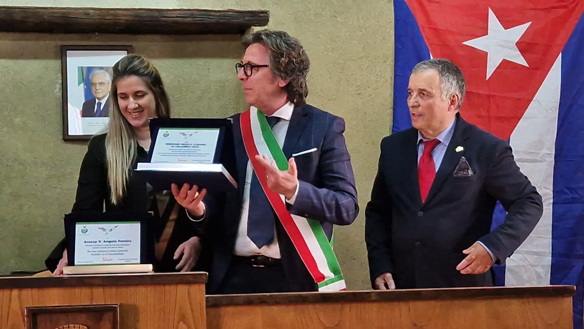 🇨🇺  Llena siempre de orgullo cuando se reconoce el valor de los médicos cubanos. La brigada de profesionales de la salud en Calabria, Italia, recibió una tarja de agradecimiento de la Administración Comunal de Rovito, Cosenza. Por tanto, desde Cuba también les decimos, ¡gracias!.