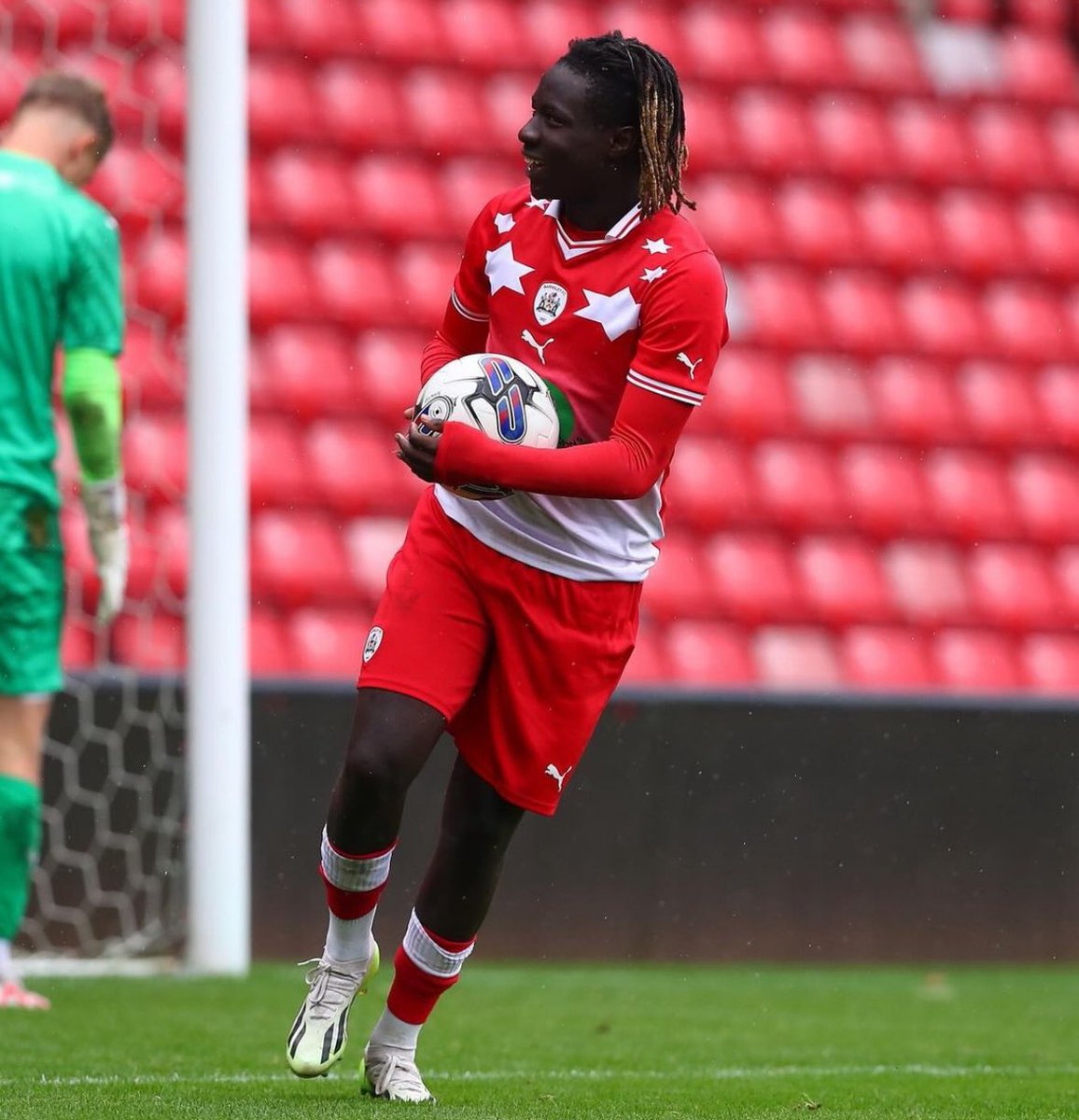 FabrizioRomano's tweet photo. 🔴🇵🇹 Fabio Jalo has scored his first goal of the season in the league for Barnsley, as 18 year old talent is being scouted by several clubs.

Premier League and Serie A clubs like Fabio, bid from Italian side Lecce was rejected last summer. https://t.co/5XtfHTklmv