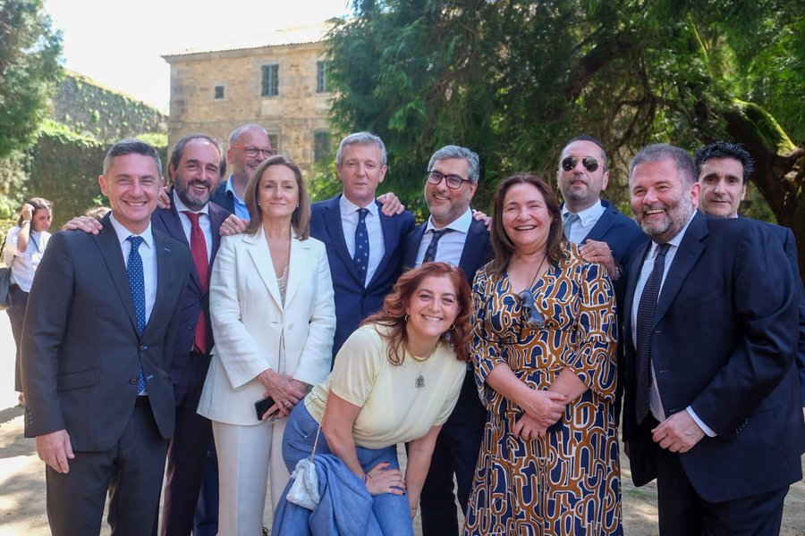 PPdeVigo's tweet photo. #Vigo con @AlfonsoRuedaGal 

#Vigo co presidente

🩵 https://t.co/QPURgkbE8R