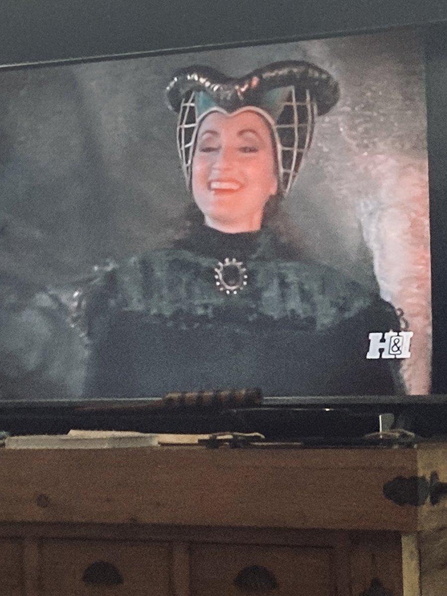Toesnacast's tweet photo. @robinstrasser on an episode of #macguyver https://t.co/C37QQvF4iW