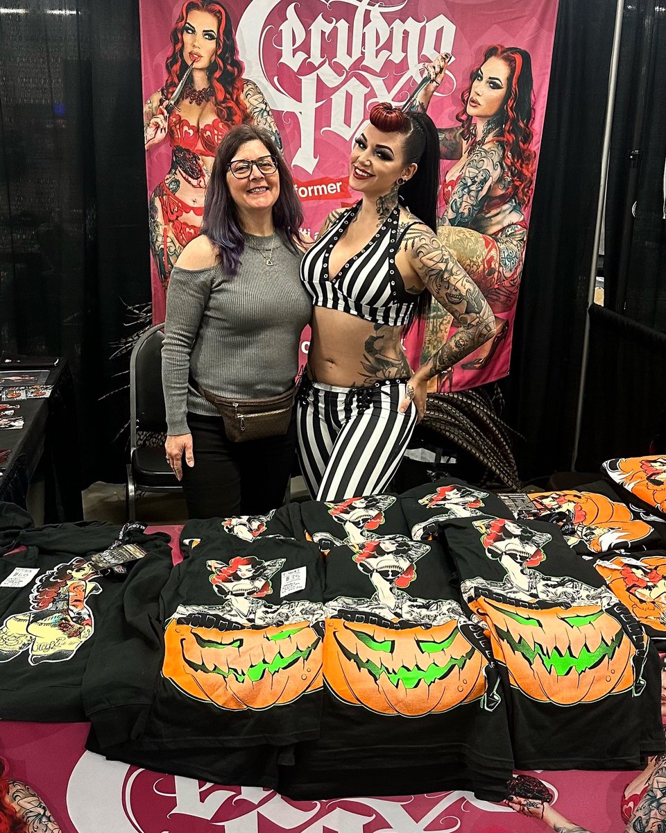 Here all weekend at allamericantattooconvention in Fayetteville, NC performing & selling merch!!! 🇺🇸 come say hi to me and my mum, this is her first American tattoo convention!!! Woooo! Hahaha ❤️😂🙌🏻 performing at 6pm & 9pm today and 4pm tomorrow ✨