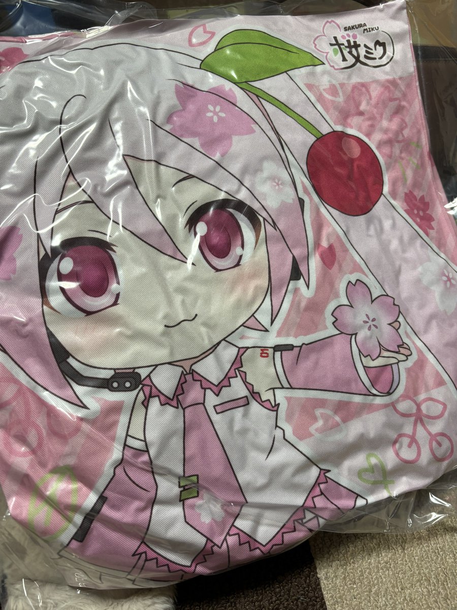初音ミク ,桜ミク 「桜ミクさんのくじ1回だけやってきたラバストがいいなと思ってたけどクッション当たっ」|零崎詩織のイラスト