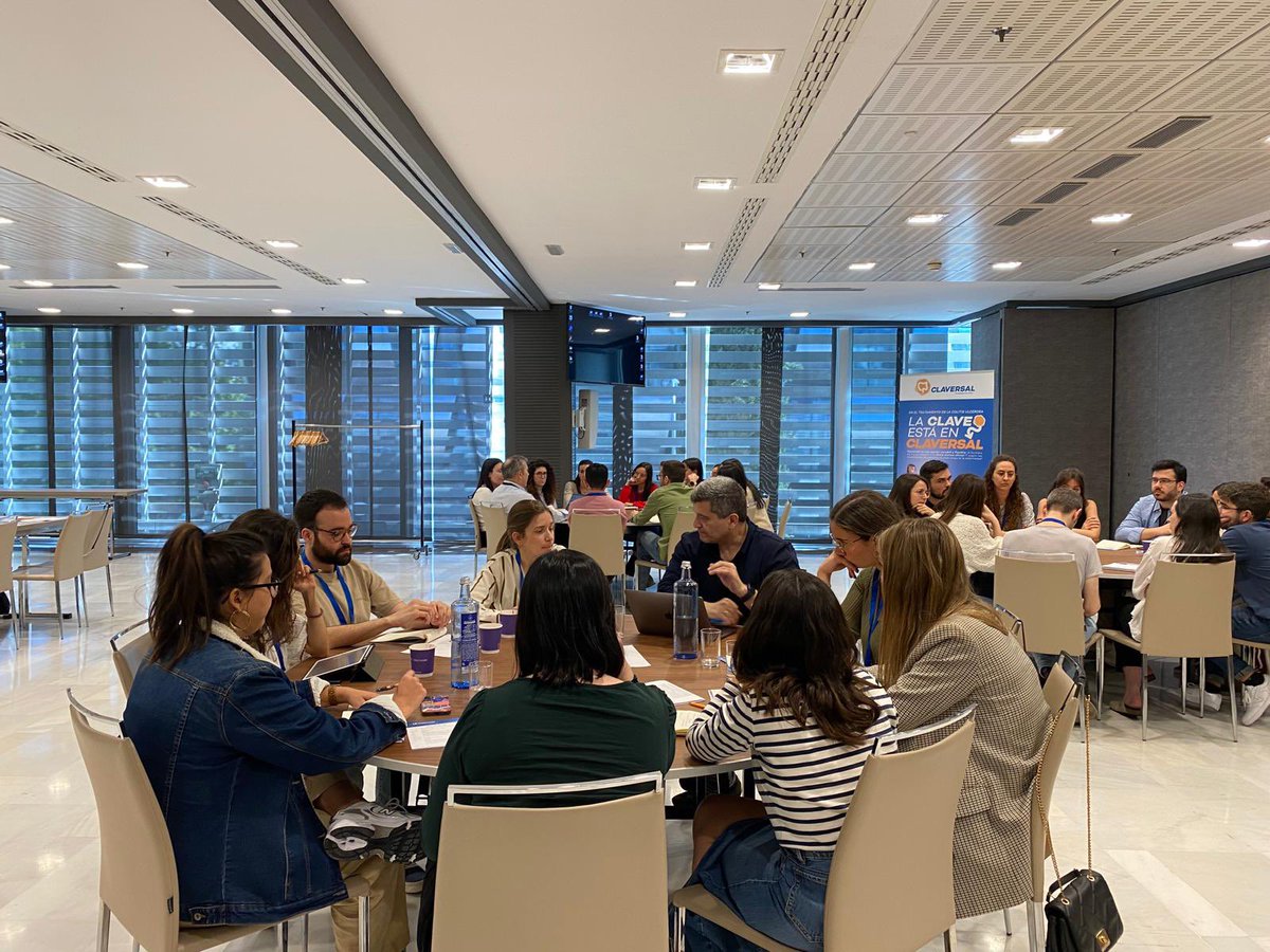 Seguimos trabajando, por grupos, en nuestro LXI Curso Monográfico en #EII para médicos residentes 

Hoy hemos trabajado en 
✅Casos clínicos 
✅Seminarios 
✅Sesiones formativas 

👏👏👏