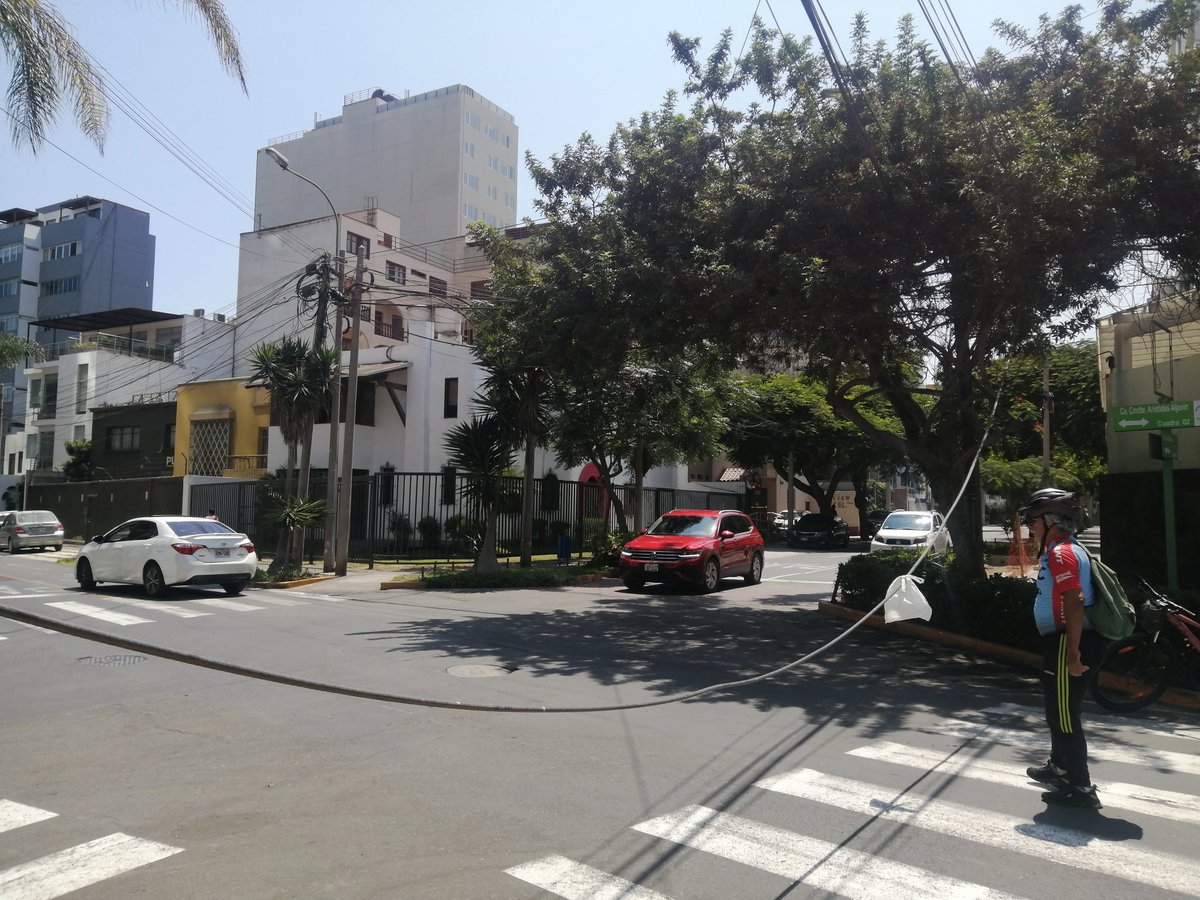 monvalpa's tweet photo. Peligrosisímo. Un cable se ha caído y los transeúntes han debido poner bolsas para que los conductores se den cuenta y evitar un accidente. Cuadra 2 de Aljovín en Miraflores. @miraflores24h @MuniMiraflores https://t.co/mERYwPL9Jp