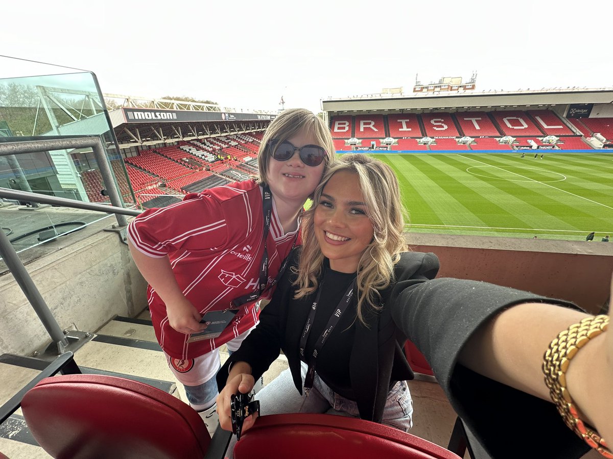 irishammond12's tweet photo. THANK YOU @RobinsFound ❤️🤍Nancy and I had an absolutely fabulous day meeting the other #communityheros and watching @BristolCity⭐️Thank you for having us and for making it such a special memory❤️🤍#bristol #charity https://t.co/Adgemze2tu
