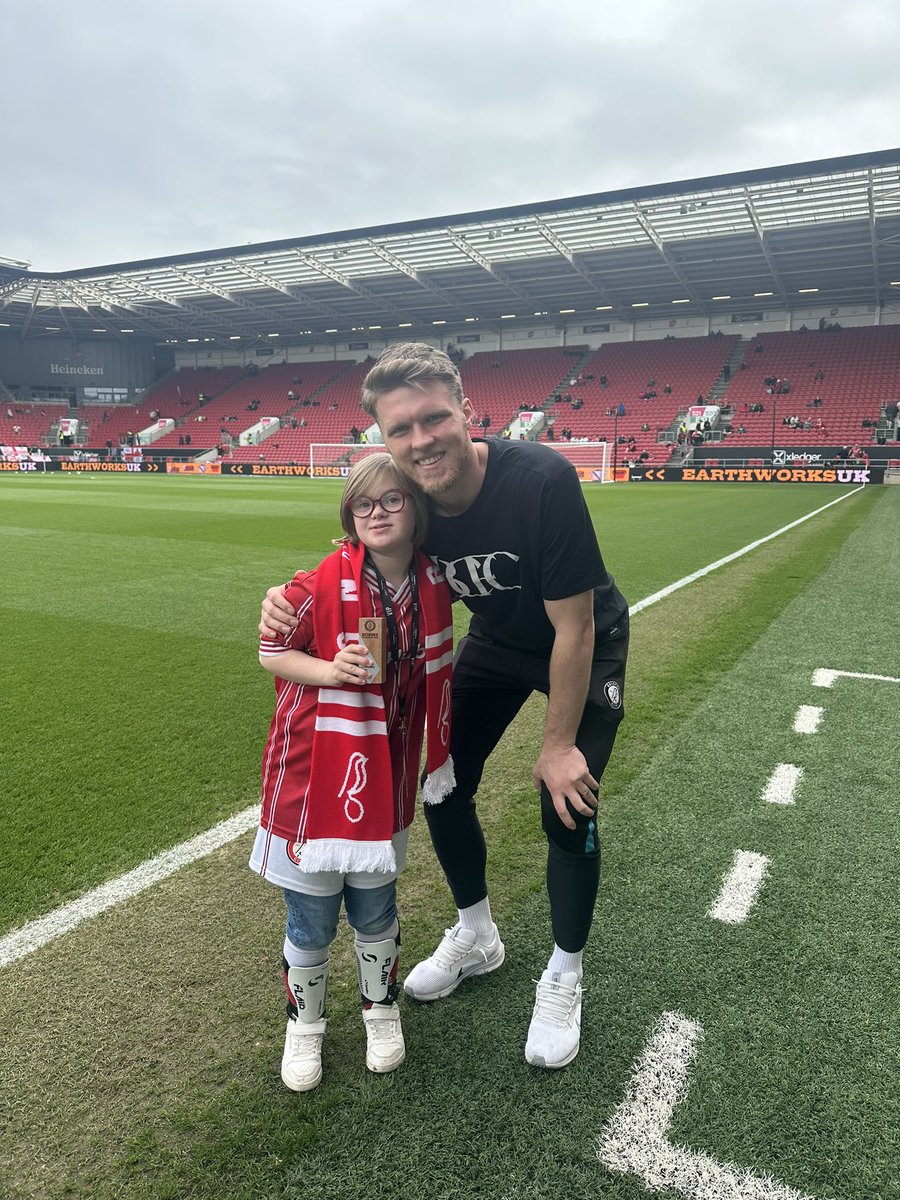 irishammond12's tweet photo. THANK YOU @RobinsFound ❤️🤍Nancy and I had an absolutely fabulous day meeting the other #communityheros and watching @BristolCity⭐️Thank you for having us and for making it such a special memory❤️🤍#bristol #charity https://t.co/Adgemze2tu