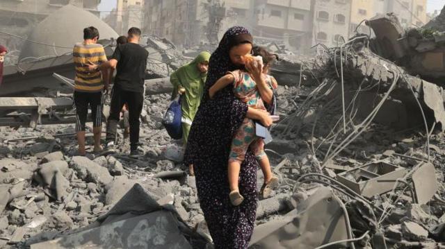 Rafael_Narbona's tweet photo. ISRAEL: LA SEMILLA DEL ODIO

¿Qué más se puede decir del genocidio que está cometiendo Israel en Gaza con la complicidad de Estados Unidos y parte de la UE? 33.000 palestinos masacrados. La mitad, niños y mujeres. Solo un 15% son presuntos milicianos de Hamás. Y hay más de 8.000 cadáveres bajo los escombros. Sin agua, comida ni hospitales, el hambre ya afecta a los supervivientes. Y las Fuerzas de Defensa de Israel preparan el asalto a Rafah para convertir la Franja en tierra quemada. Hay un propósito deliberado de llevar a cabo un desplazamiento forzoso masivo, una nueva Nakba. Es inevitable establecer paralelismos con la destrucción del gueto de Varsovia y las marchas de la muerte organizadas por los nazis al final de la Segunda Guerra Mundial.

Israel ya no es un país democrático, sino un Estado que viola sistemáticamente los derechos humanos. Su conducta es similar a la de la Sudáfrica del apartheid. Desgraciadamente, Netanyahu, un criminal de guerra, nunca comparecerá ante la Corte Penal Internacional, ya que goza del amparo de EEUU y la UE. Israel es una herramienta de Occidente para intervenir Oriente Medio. Su nacimiento carece de legitimidad moral, pues surge de un proyecto colonialista y racista. La solución de los dos Estados, con Gaza arrasada, y Cisjordania, fragmentada deliberadamente para convertirla en una región inhabitable para los palestinos, se ha convertido en una quimera. El porvenir de los palestinos cada vez es más oscuro. 

La agresiva e insolidaria política de Occidente en Oriente Medio solo está propiciando que crezcan los grupos fundamentalistas. Israel ha plantado la semilla del odio y quizás algún día se revuelva contra ella. Todo sugiere que habrá guerra con Irán. El conflicto podría extenderse y todos pagarán las consecuencias, menos los políticos y poderosos parapetados en sus privilegios injustos. La esperanza es muy necesaria, pero en esta ocasión cuesta encontrarla. Nuestra especie no ha logrado convivir en paz, quizás porque solo invierte en progreso material y se ha desentendido de lo esencial: crear un futuro más humano y más ético.

Rafael Narbona