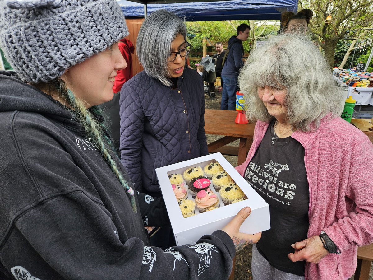 fars_sanctuary's tweet photo. So much kindness, thoughtfulness, beauty &amp; artistry at today's #FARSOpenDay, incl these STUNNING cakes, gifted as a treat for open day volunteers by talented baker &amp; friend to FARS – Ranj of VeCakes 🧁🙏🌱 

Check out Ranj's INCREDIBLE vegan creations at https://t.co/cjlltC9c0K https://t.co/uGfHoO2UnK