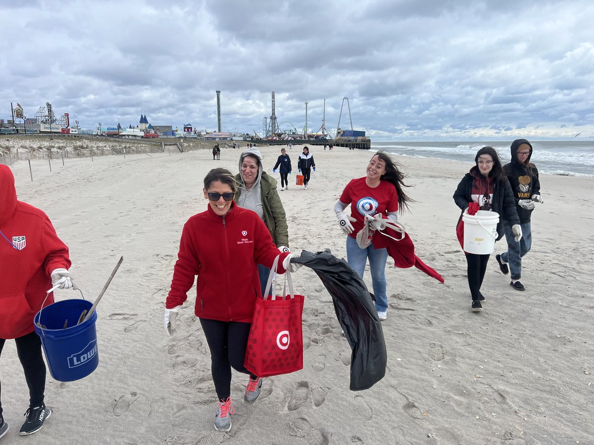 D402 Target volunteers cleaning the beach <a href="/CleanOcean/">Clean Ocean Action</a> <a href="/TatCamacho/">Tatiana</a>