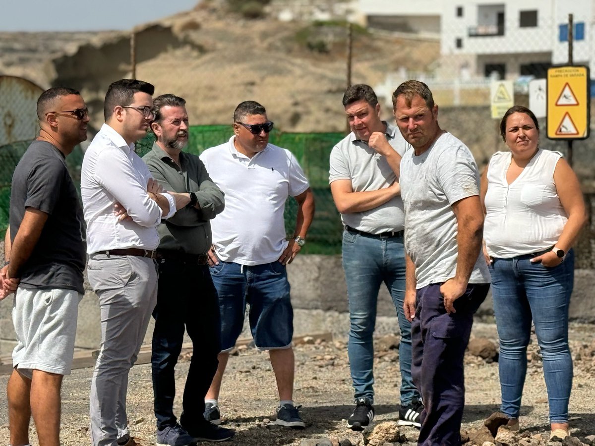 CarlosislaUE's tweet photo. Iniciamos las visitas a los municipios de Canarias para dar a conocer la importancia de las #eleccionesEuropeas🇪🇺 Hoy nos vinimos a Arico y pudimos ver los daños del reciente temporal marítimo. La Unión Europea tiene ayudas para prevenir y hacer frente a este tipo de problemas. Nos ponemos manos a la obra. 

#AricoesEuropa