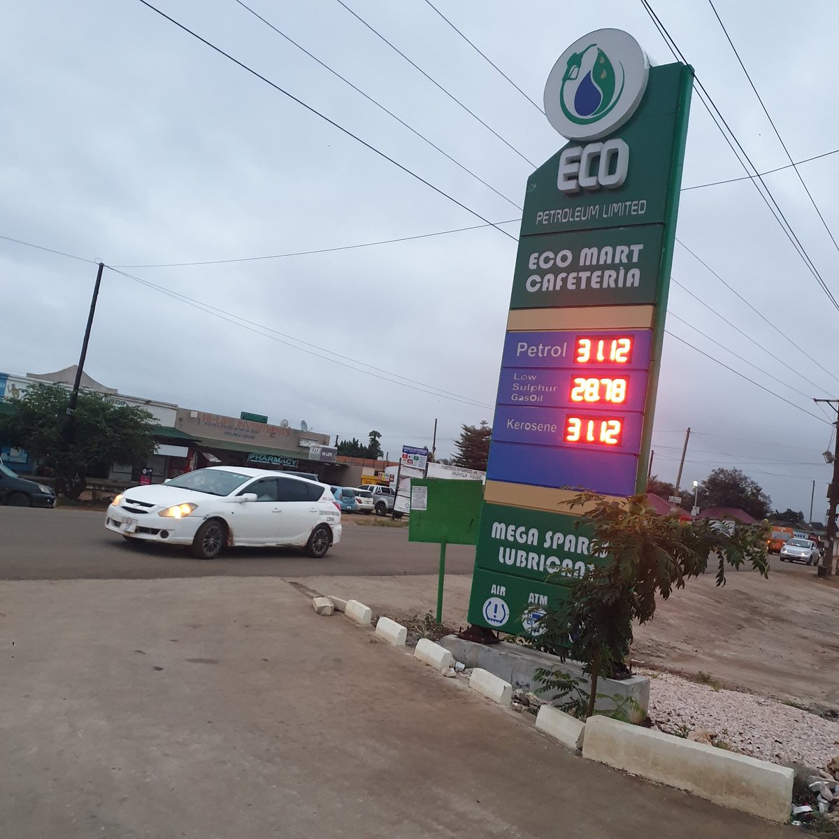 JereRj's tweet photo. It would appear this fuel station along Kasama road, here in Lusaka, is always out of fuel. All my attempts to get fuel  from there, this week, have been greeted by a weaving hand of a station attendant, signalling the absence of fuel. Is this normal or what ba ERB ? https://t.co/BeLNlOJnE7