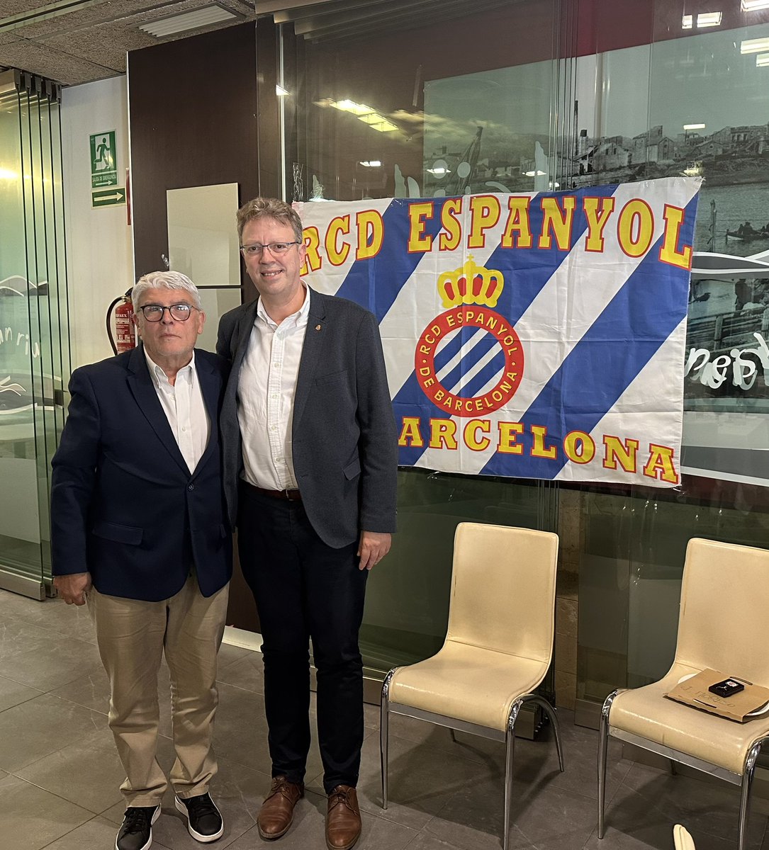 Fa 16 anys es va fundar a #Tortosa la penya del @RCDEspanyol i em va fer president d’honor. Ho hem celebrat fent un homenatge al que va ser porter de l’equip l’amic ampostí Juanjo Bertomeu. Ens han acompanyat 2 porters més,Tommy N’Kono i Toni Blanch, i J. Martinez @fcp_espanyol