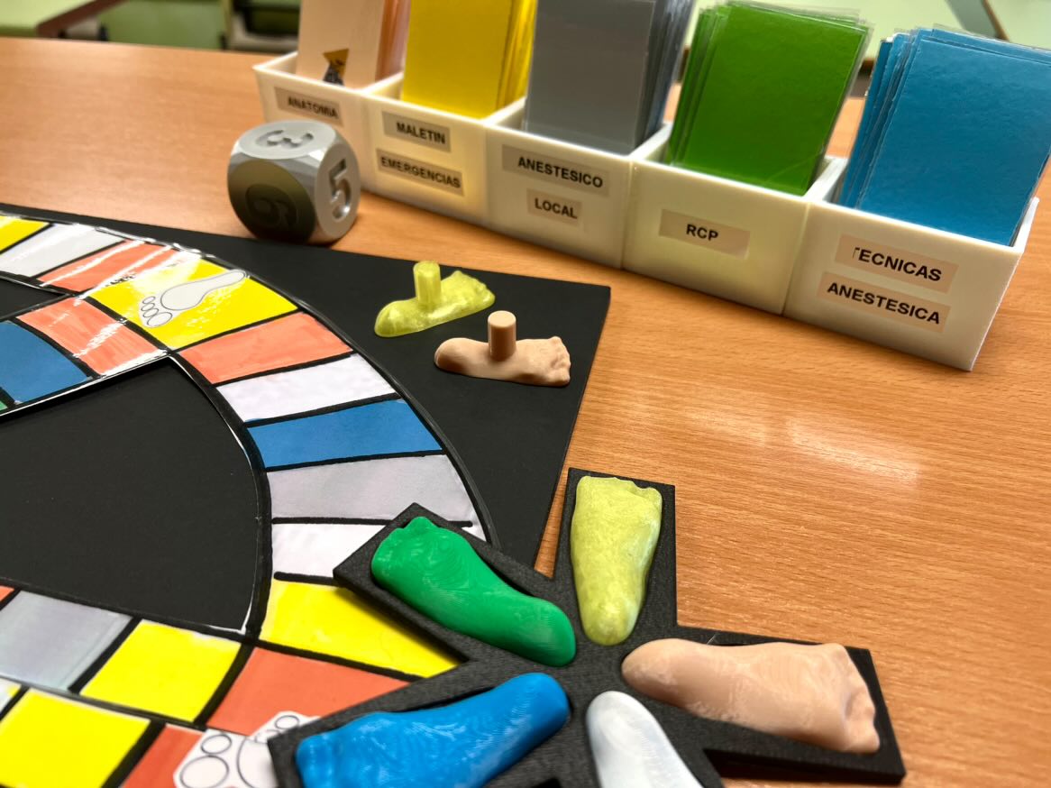 UExPlasencia's tweet photo. Innovación Docente
Gamificación del Grado en Podología, la profesora Paula Cobos en la asignatura de Anestesia y Reanimación ha creado un trivial sobre la asignatura con sus estudiantes. 
Piezas realizas con impresión 3D por José Carlos Cuevas. https://t.co/9tMqpi6uoc