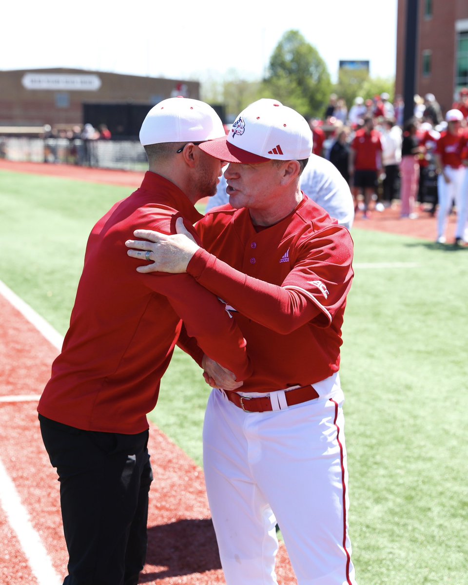 LouisvilleMBB's tweet photo. Right down the middle 

#GoCards x @patkelsey https://t.co/gvu7uapDCA