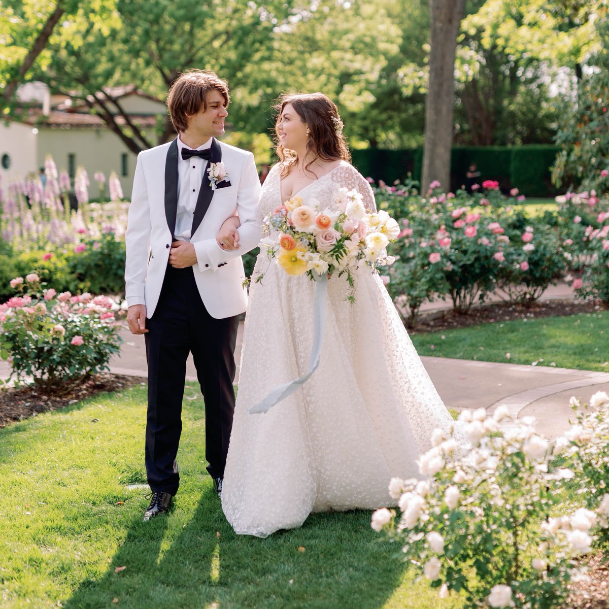It all started with a single rose, and now, you're surrounded by roses on your wedding day 🌹 ❤️ Let us help bring your dream wedding to life at the Dallas Arboretum: dallasarboretum.org/weddings/ 📸: Stephanie Brazzle Photography